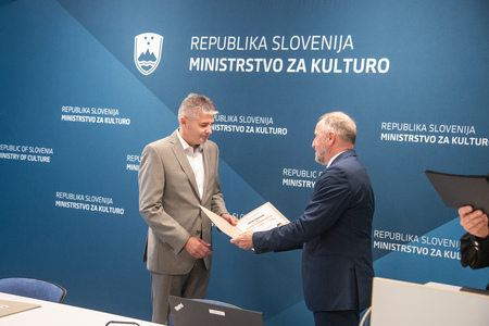 Jurij Kern ob podelitvi certifikata
