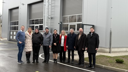 Slika obiskovalcev pred novim objektom