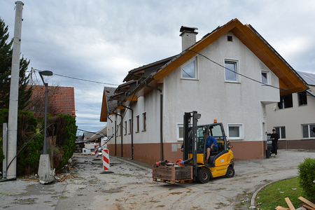 Viličar pred hišo